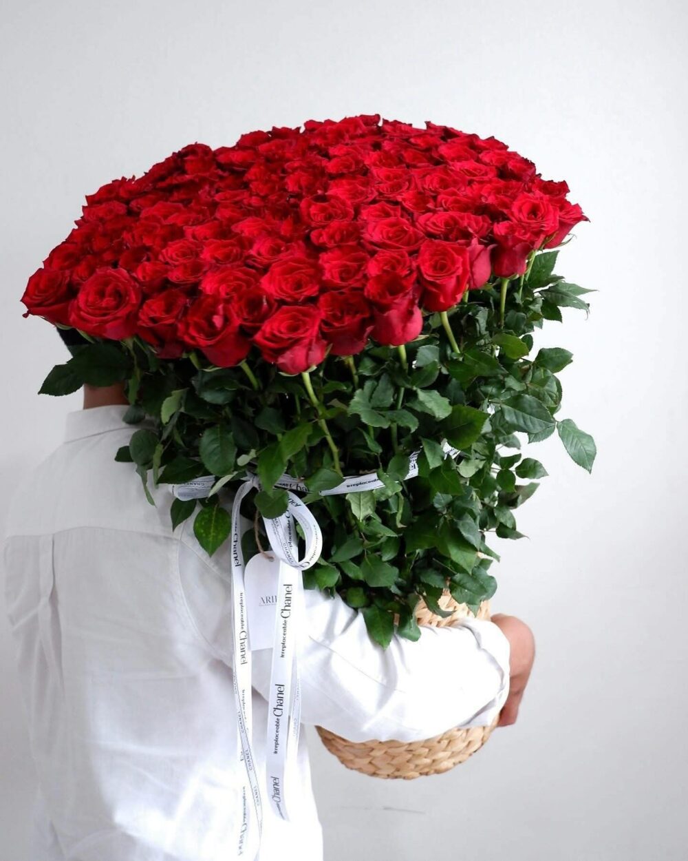 GIỎ HOA HỒNG ECUADOR 99 BÔNG ĐỎ RỰC DẤU ẤN ĐẲNG CẤP CHO NHỮNG KHOẢNH KHẮC QUAN TRỌNG - G01-01