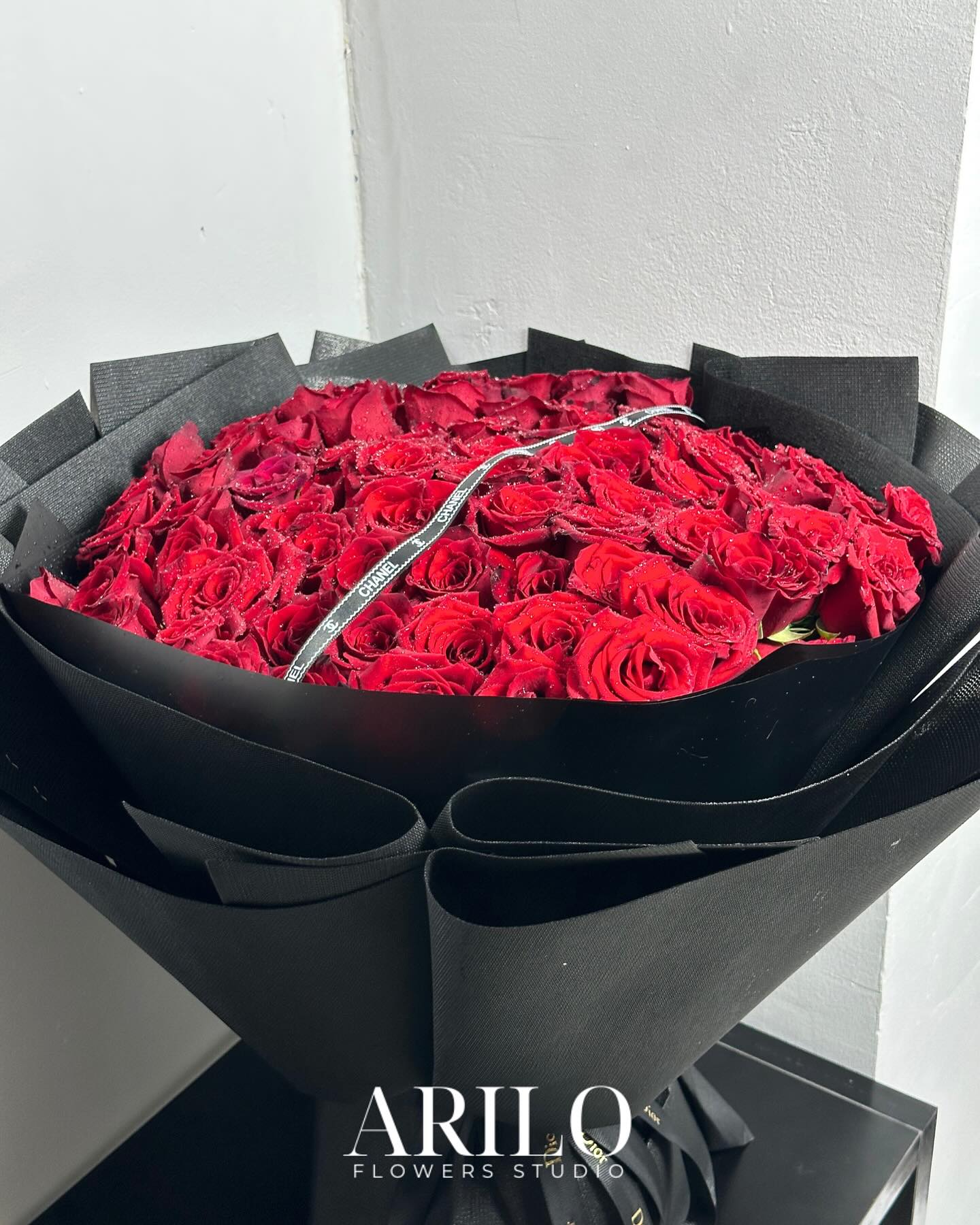 Bó hoa hồng 99 bông – Biểu tượng của tình yêu vĩnh cửu từ ARILO – Flower Studio