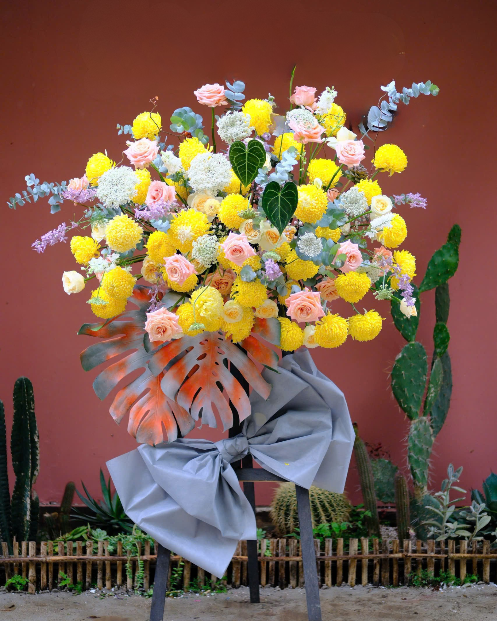 KỆ HOA KHAI TRƯƠNG ARILO - KT05