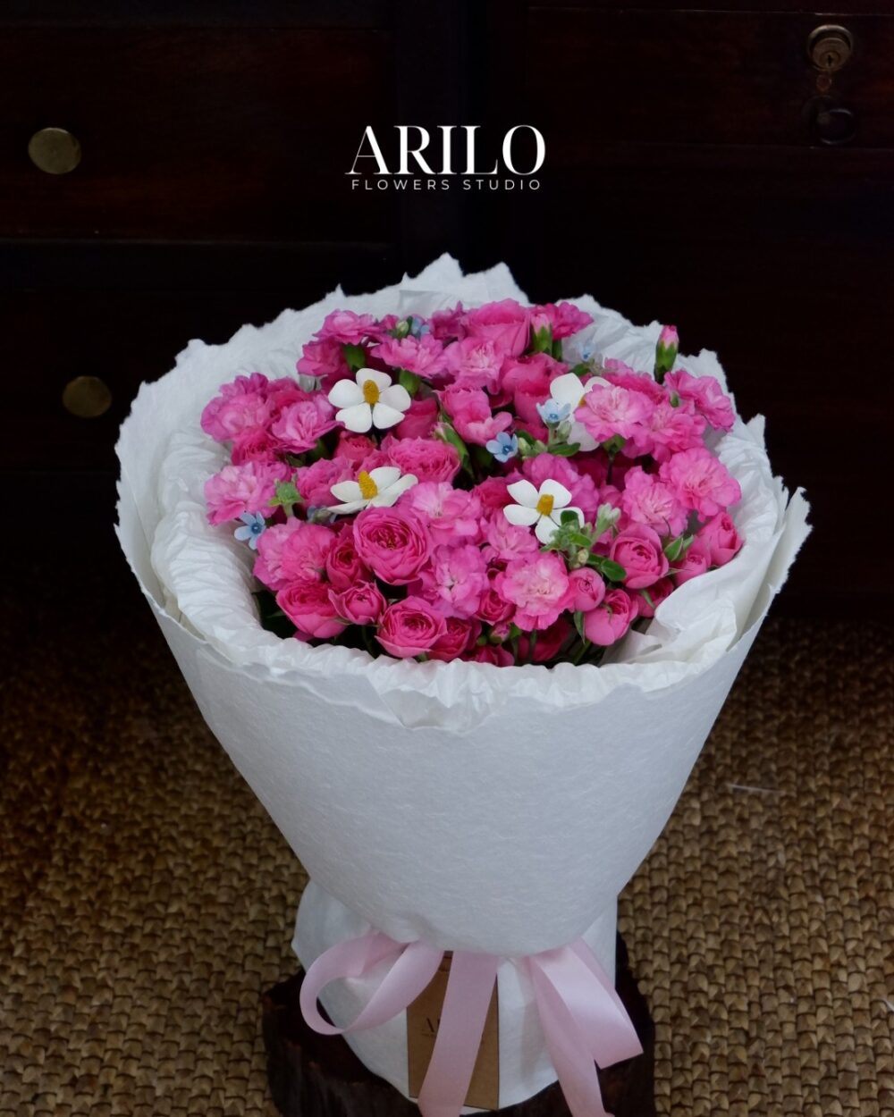 BÓ HOA HỒNG CHÙM SOFIA MIX TONE HỒNG GÓI DÁNG TRÒN GIẤY XÉ TAY THỦ CÔNG GIÁ TỐT B140-02