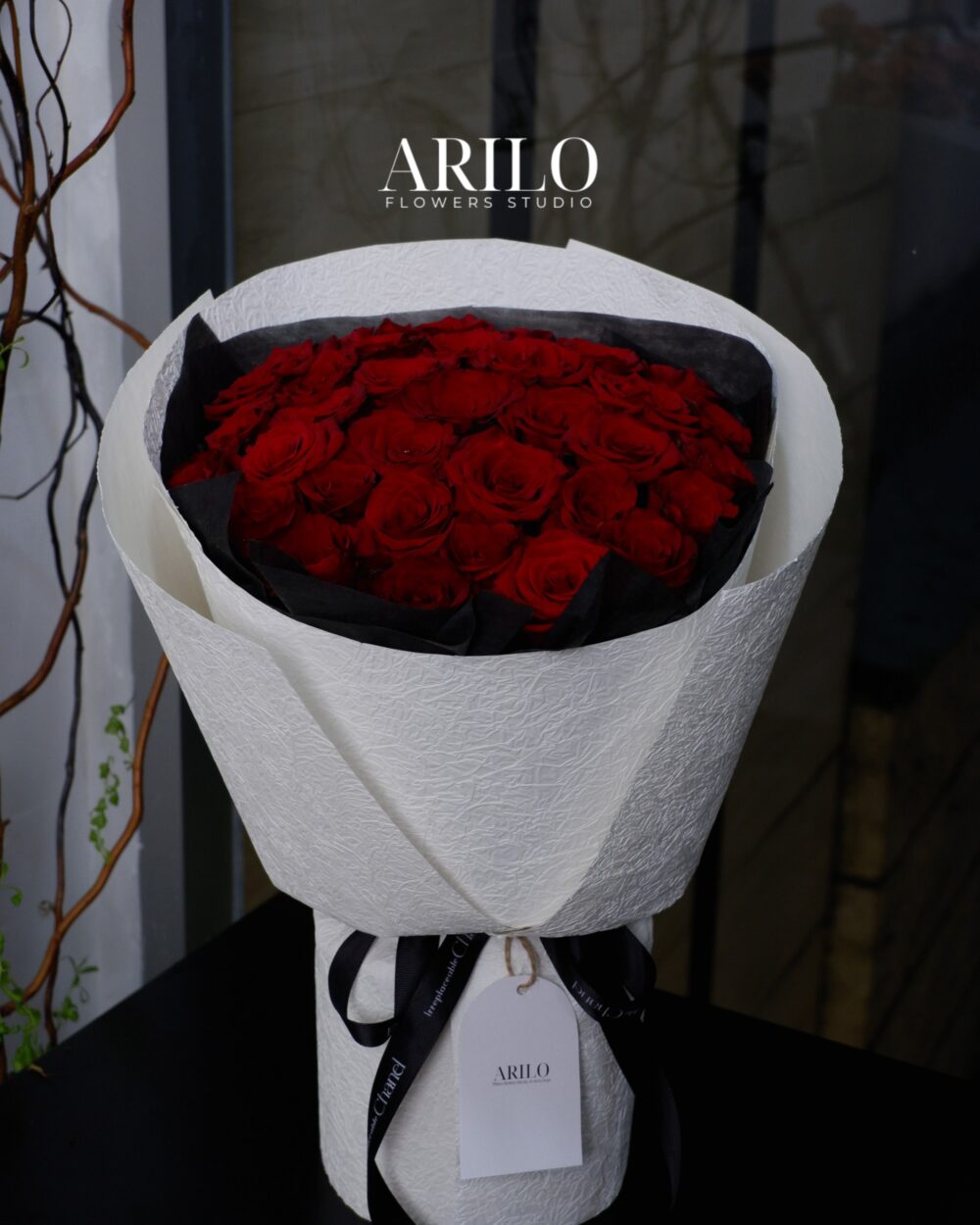 BÓ HOA HỒNG ĐỎ GÓI GIẤY TRẮNG CỔ ĐIỂN TẠI SHOP HOA TƯƠI SÀI GÒN ARILO FLOWER STUDIO B115