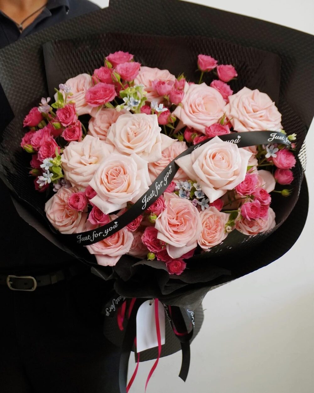 BÓ HOA HỒNG OHARA MIX SOFFIA ĐẸP LỜI TỎ TÌNH NHẸ NHÀNG NHƯ MỘT CÁI NẮM TAY B43