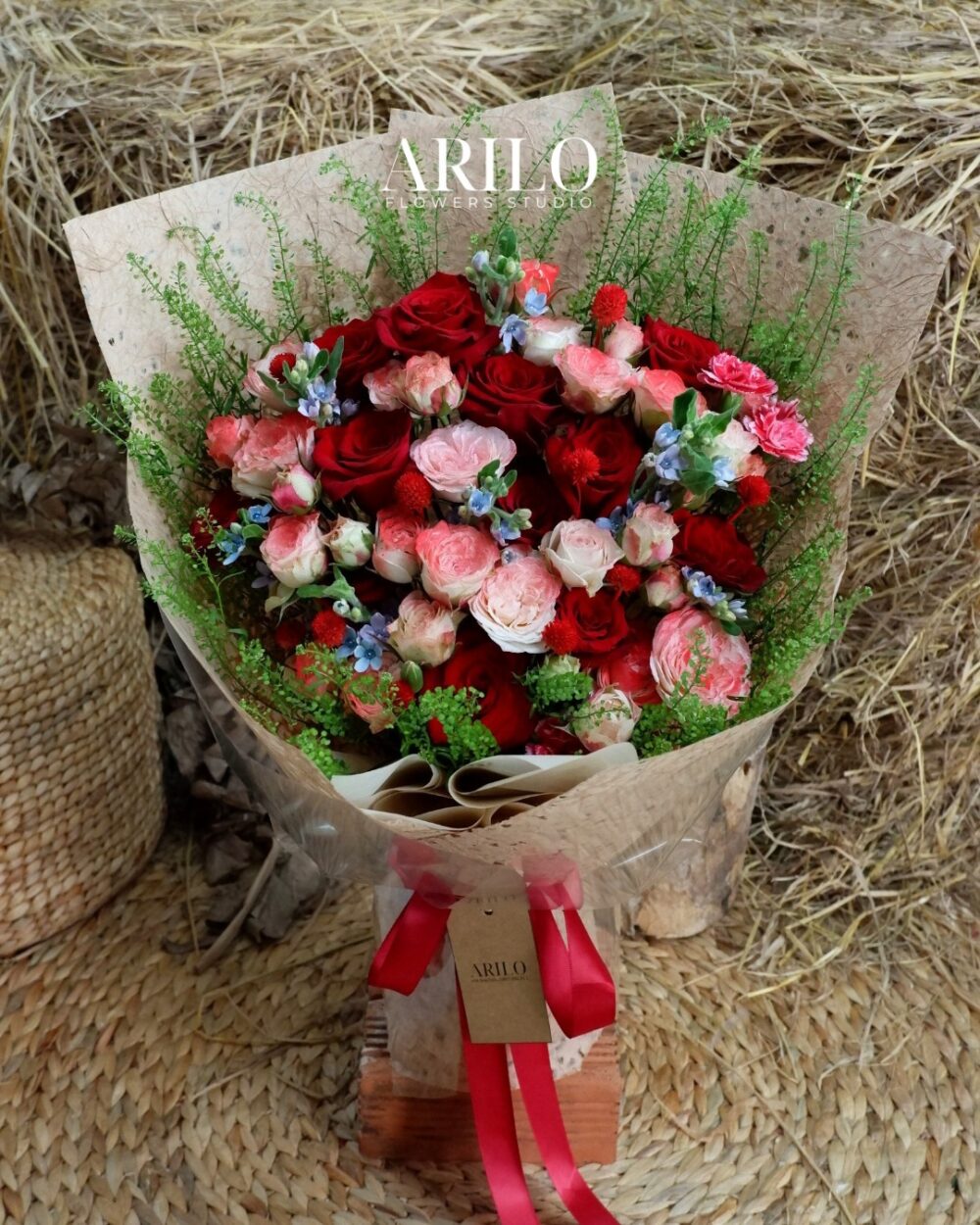 BÓ HOA TỎ TÌNH ECUADOR TONE ĐỎ KHI TÌNH YÊU NỞ RỘ GIỮA NHỮNG ĐIỀU MỘC MẠC B156