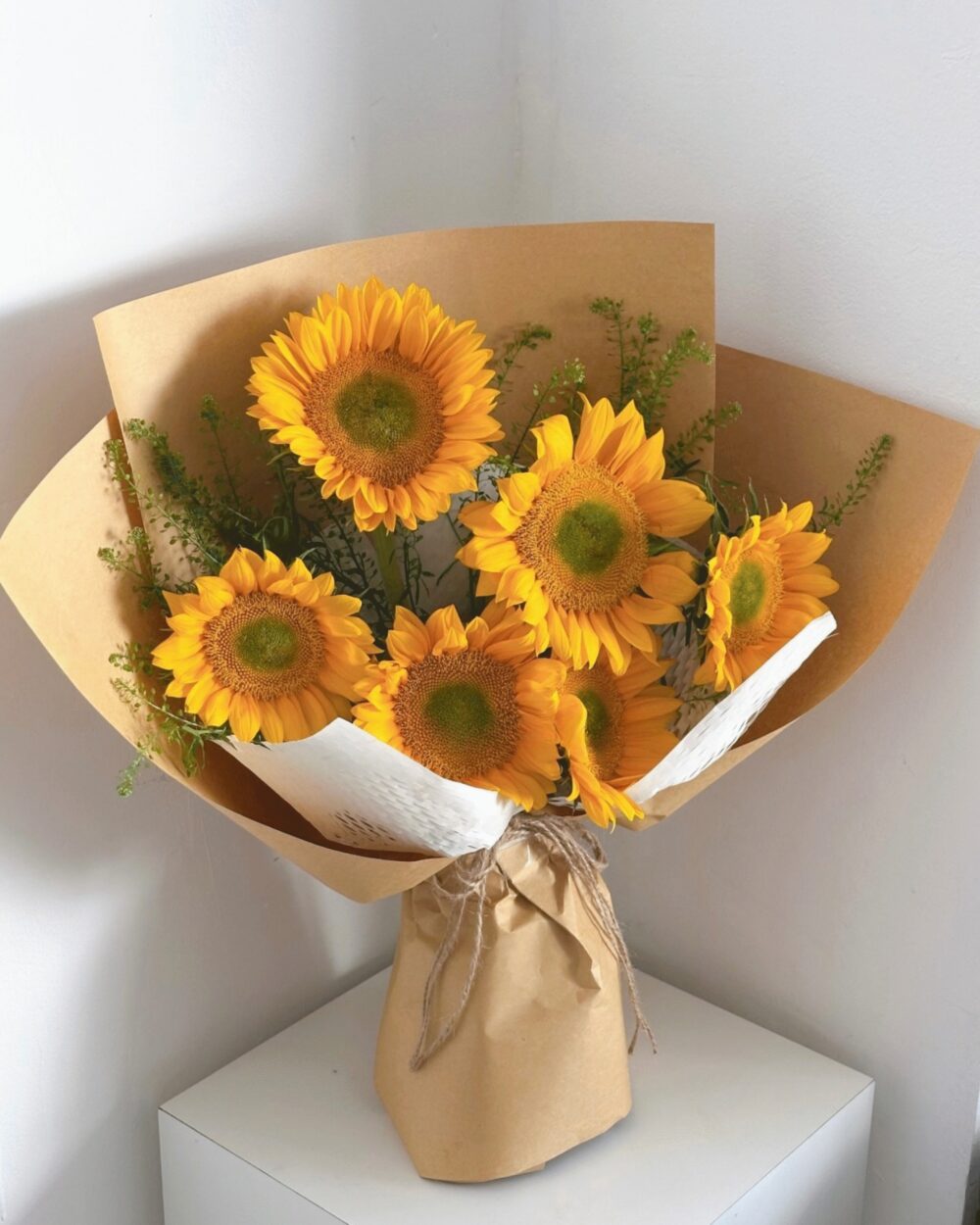 BÓ HOA TỐT NGHIỆP HƯỚNG DƯƠNG RỰC RỠ KHỞI ĐẦU MỚI GIAO NHANH PHƯỜNG BÀN CỜ B406