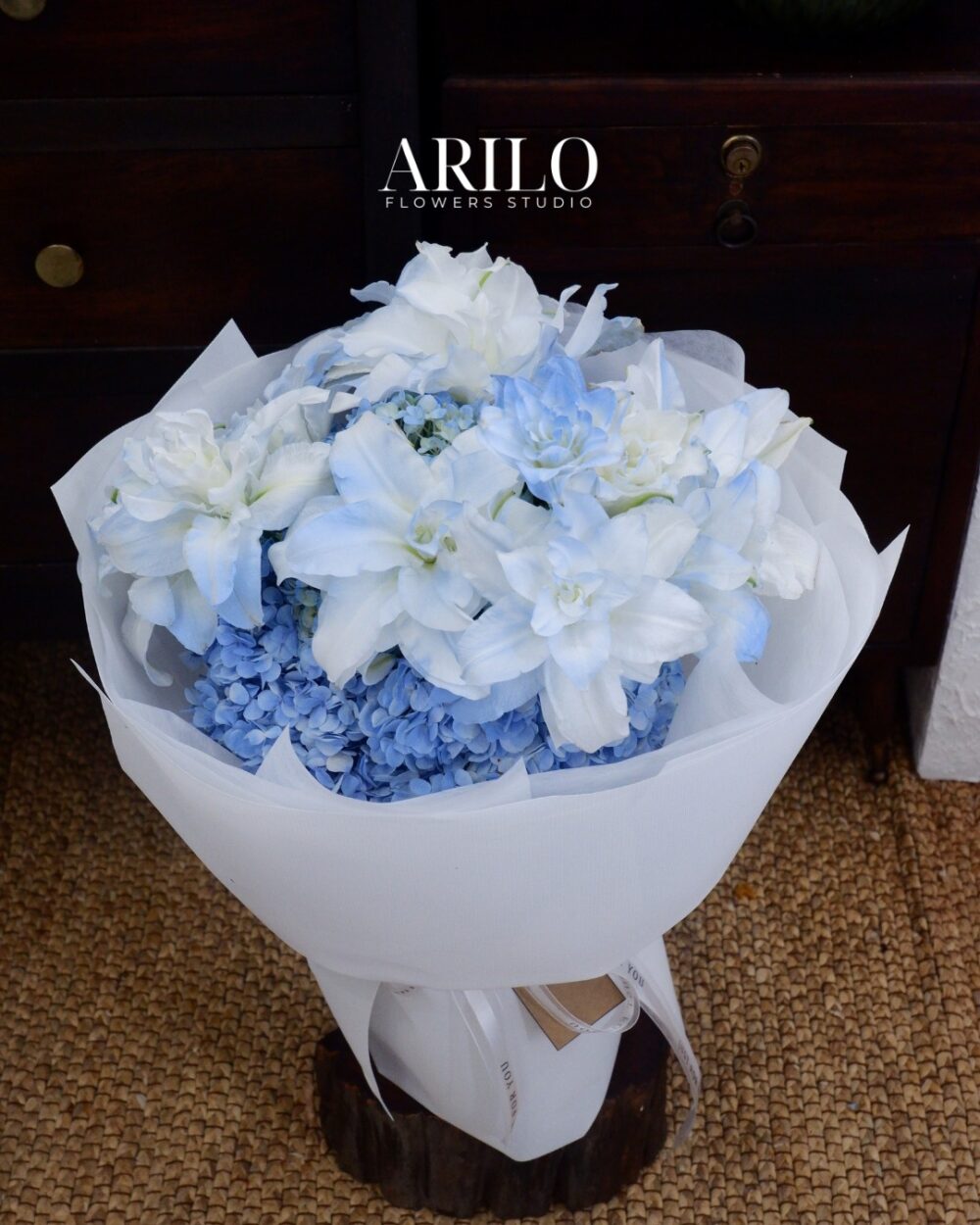 BÓ HOA TÚ CẦU SẮC HOA TRẮNG XANH CỦA TÌNH YÊU BÌNH YÊN VÀ BỀN VỮNG B127