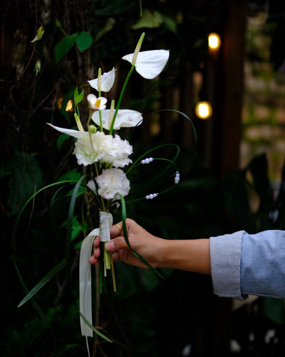 HOA CƯỚI CẦM TAY ANTHURIUM TRẮNG TỐI GIẢN VẺ ĐẸP THANH LỊCH CHO CÔ DÂU HIỆN ĐẠI C19