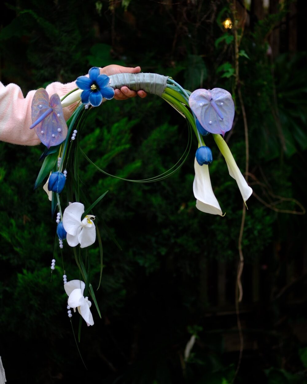 HOA CƯỚI CẦM TAY DÁNG VÒNG NGHỆ THUẬT TONE XANH TRẮNG VẺ ĐẸP HIỆN ĐẠI ĐẦY CHẤT THƠ C16