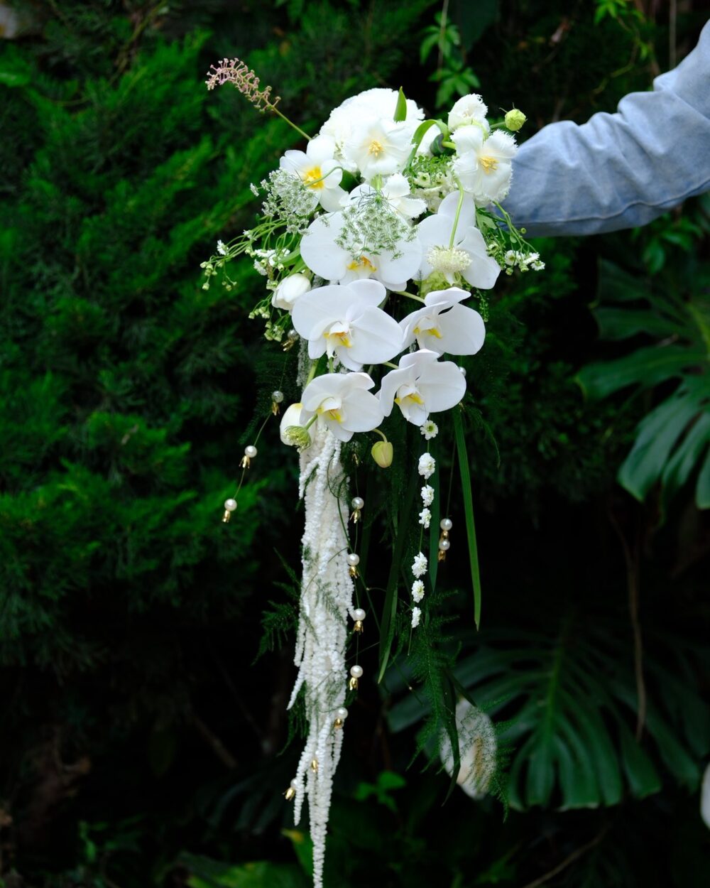 HOA CƯỚI CẦM TAY LAN HỒ ĐIỆP TRẮNG DÁNG RỦ NGHỆ THUẬT GIÁ TỐT PHƯỜNG BÀN CỜ QUẬN 3 C10