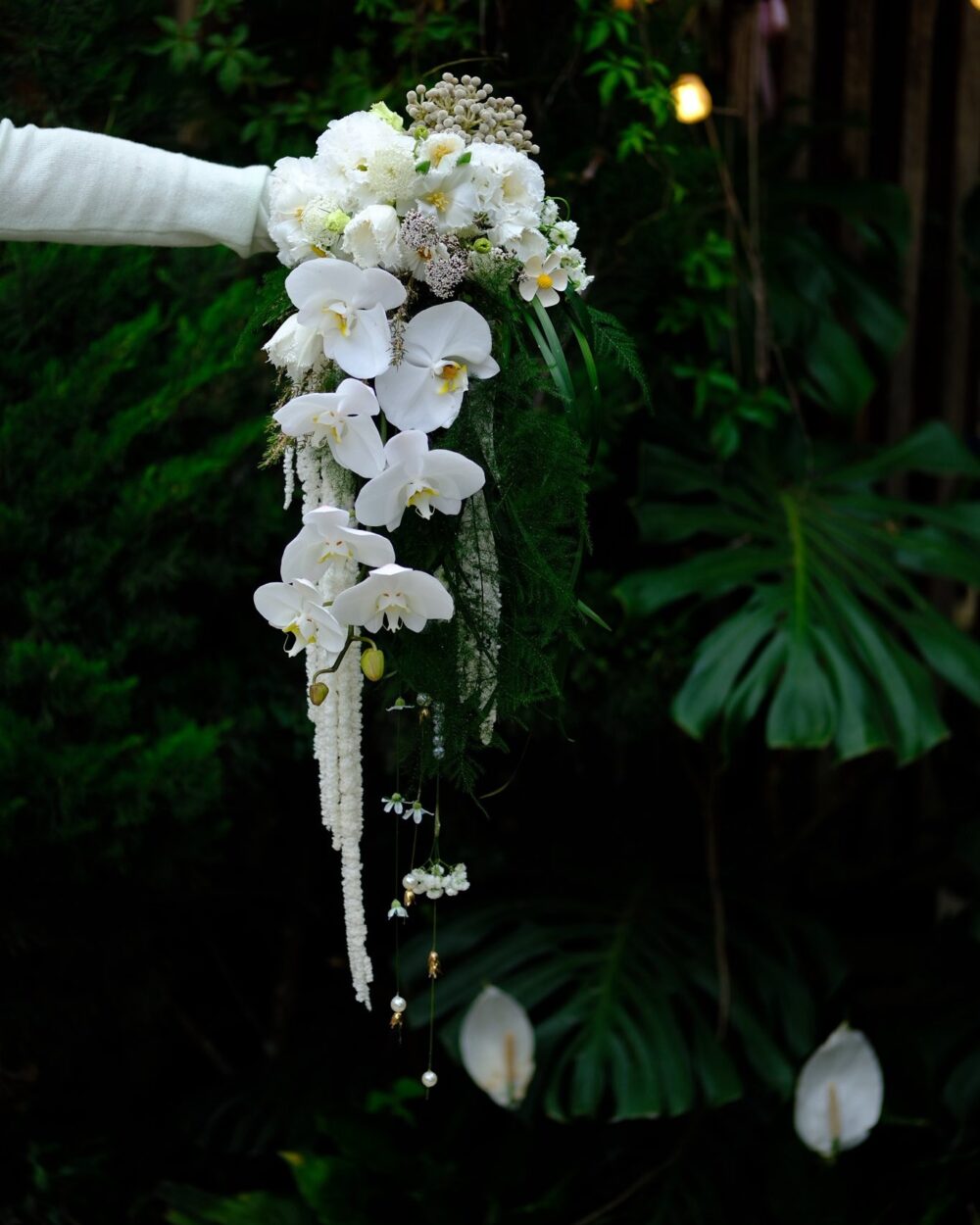 HOA CƯỚI CẦM TAY LAN HỒ ĐIỆP TRẮNG DÁNG RỦ SANG TRỌNG BIỂU TƯỢNG CỦA TÌNH YÊU THANH KHIẾT C13