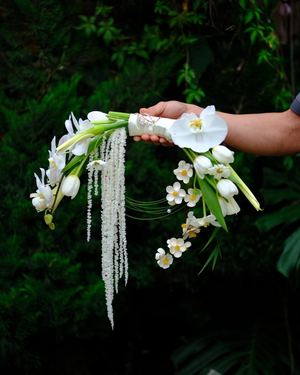 HOA CƯỚI CẦM TAY LAN HỒ ĐIỆP TRẮNG DÁNG RỦ VẺ ĐẸP THANH KHIẾT VÀ LÃNG MẠN CHO NGÀY TRỌNG ĐẠI C09