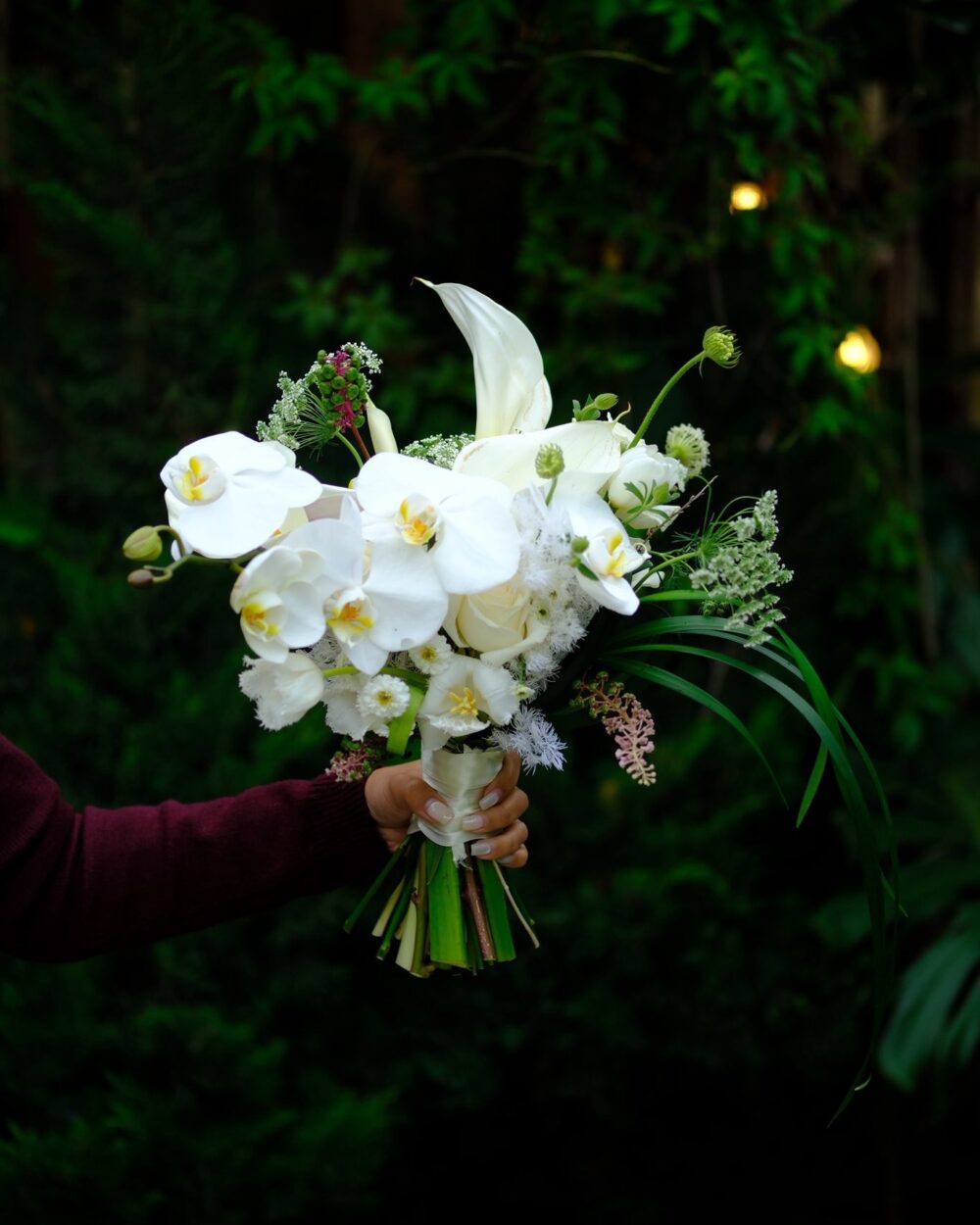 HOA CƯỚI CẦM TAY LAN HỒ ĐIỆP TRẮNG GIÁ TỐT VẺ ĐẸP THANH LỊCH CHO NGÀY TRỌNG ĐẠI C08