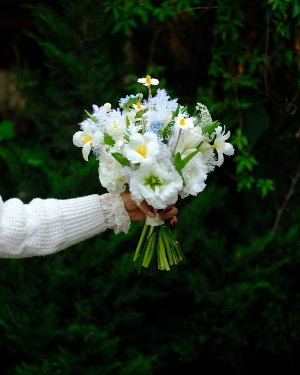 HOA CƯỚI CẦM TAY TONE TRẮNG VẺ ĐẸP NHẸ NHÀNG TINH KHÔI CHO NGÀY TRỌNG ĐẠI TẠI ARILO C11