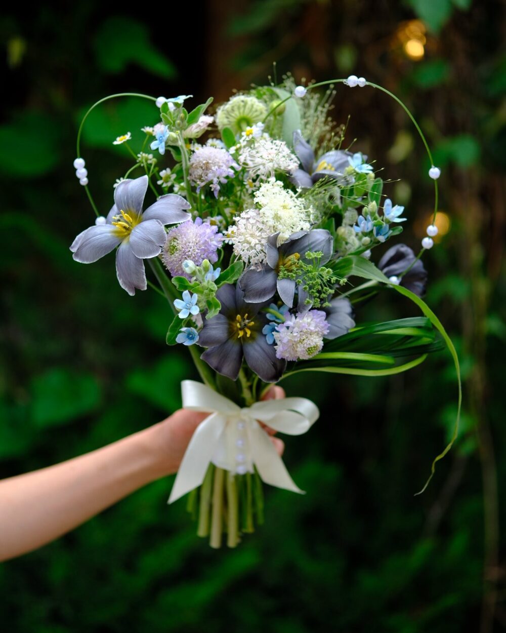 HOA CƯỚI CẦM TAY TONE XÁM ĐEN NGHỆ THUẬT VẺ ĐẸP ĐỘC ĐÁO VÀ HIỆN ĐẠI C18