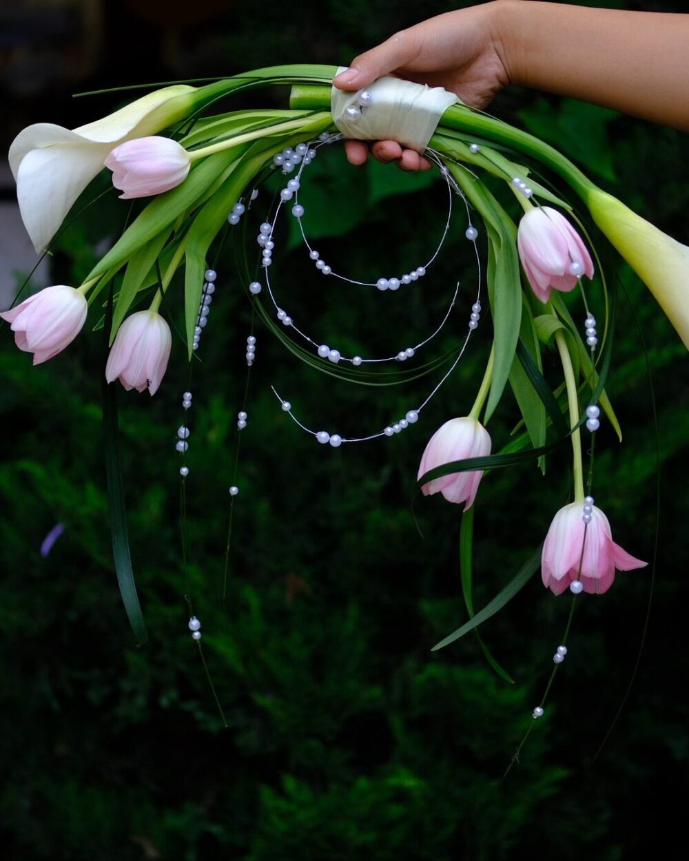 HOA CƯỚI CẦM TAY TULIP HỒNG KẾT HỢP CALLA LILY VẺ ĐẸP MỀM MẠI CHO NGÀY TRỌNG ĐẠI C20