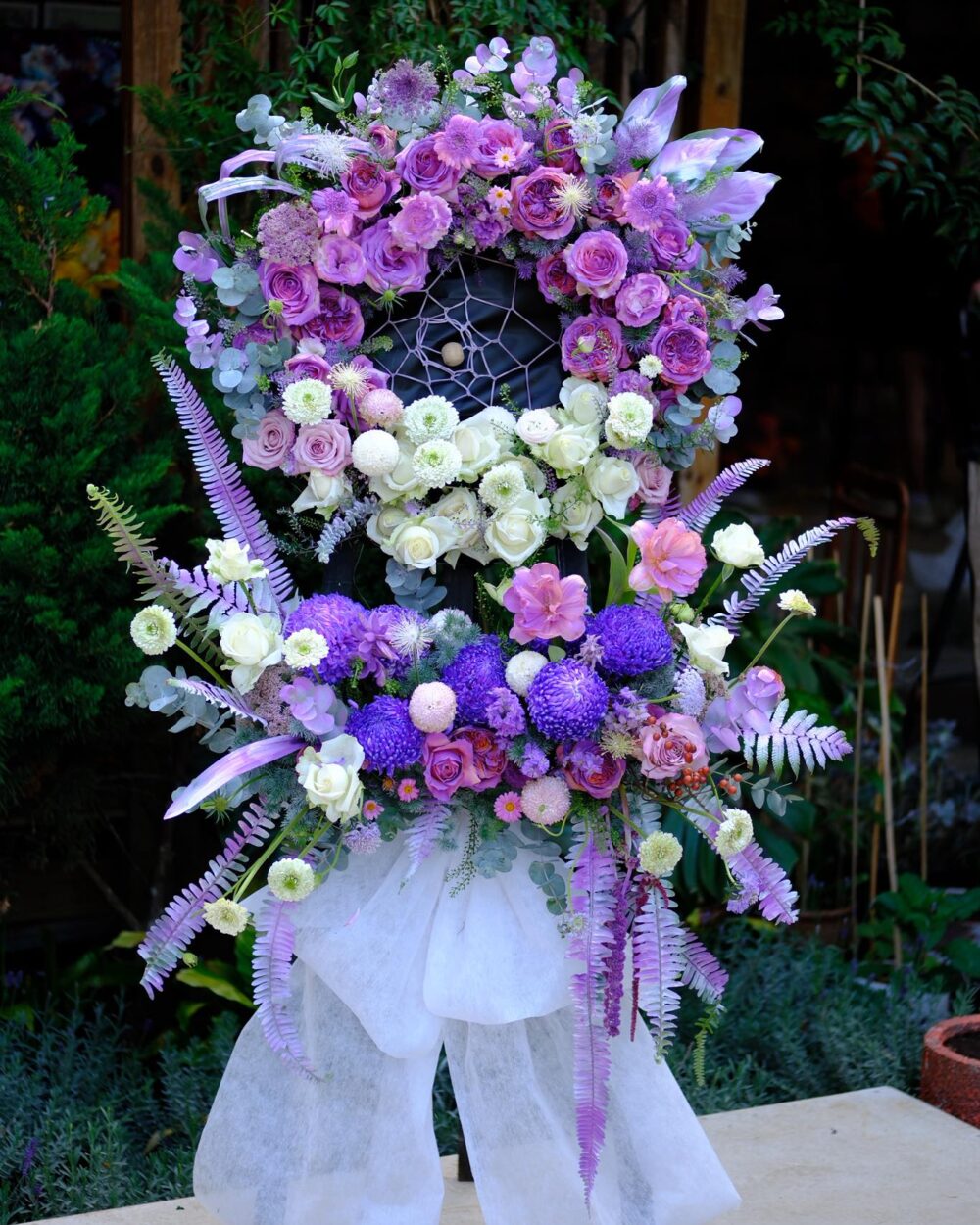 KỆ HOA CHIA BUỒN TONE TÍM NHẸ KẾT HỢP TRẮNG SỰ TIỄN BIỆT SÂU LẮNG VÀ TINH TẾ KHCB08