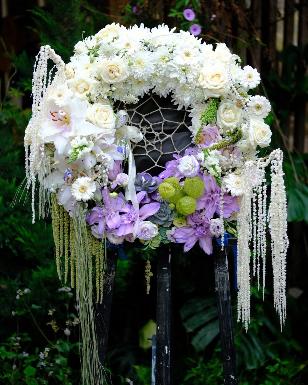 KỆ HOA CHIA BUỒN TONE TRẮNG TÍM NHẸ VẺ ĐẸP SÂU LẮNG TRONG LỜI TIỄN BIỆT KHCB11