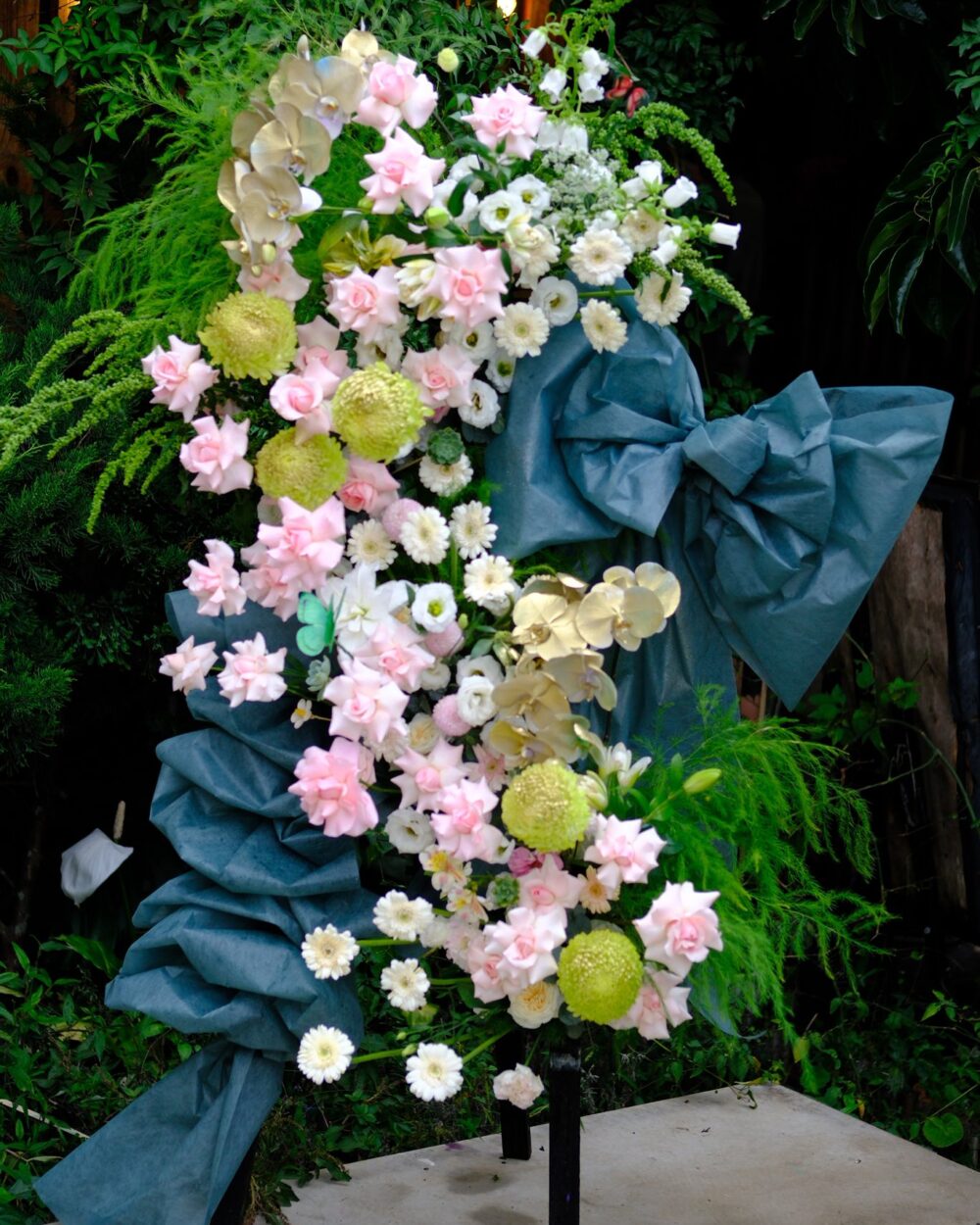 KỆ HOA KHAI TRƯƠNG TONE XANH VÀNG ĐỘC ĐÁO SẮC MÀU CỦA SỰ PHÁT TRIỂN VÀ THỊNH VƯỢNG KT14