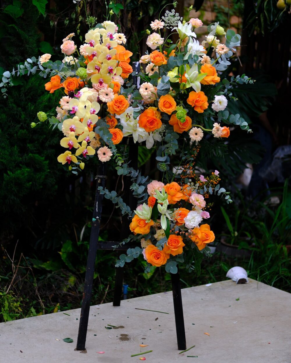 KỆ HOA KHAI TRƯƠNG TONE CAM VÀNG TƯƠI SÁNG LAN TỎA NĂNG LƯỢNG THÀNH CÔNG KT18