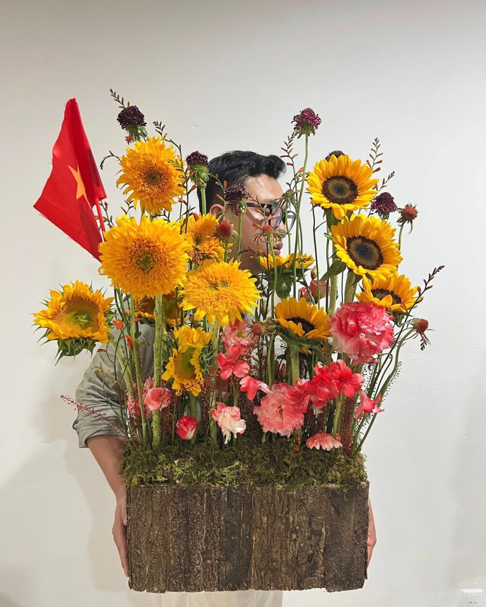 LÃNG HOA KHAI TRƯƠNG HOA HƯỚNG DƯƠNG RỰC RỠ – BIỂU TƯỢNG CHO KHỞI ĐẦU THUẬN LỢI G11