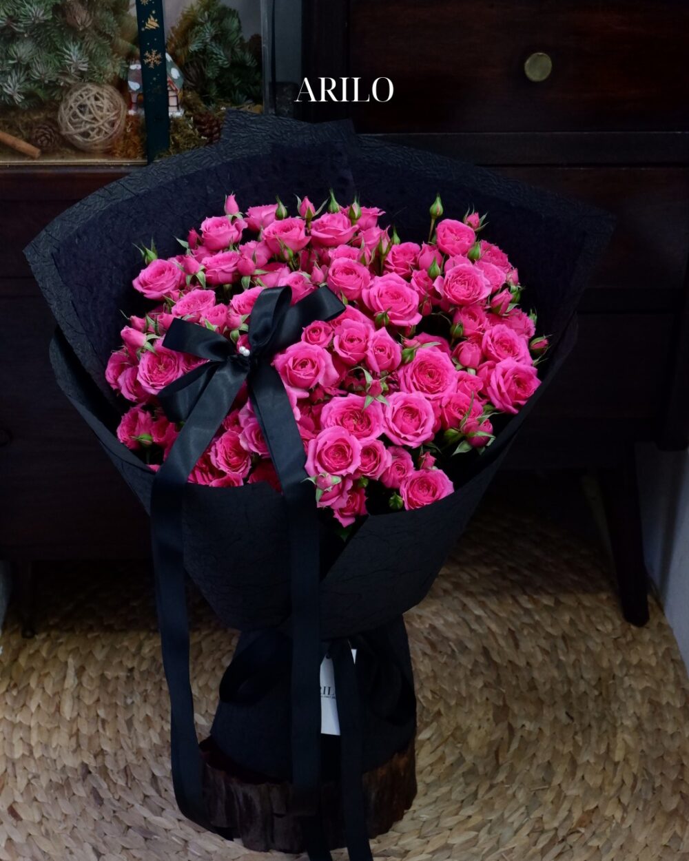 BÓ HOA HỒNG SOFIA CẦU HÔN LỜI TỎ TÌNH KIÊU HÃNH TRONG SẮC ĐEN SANG TRỌNG B214