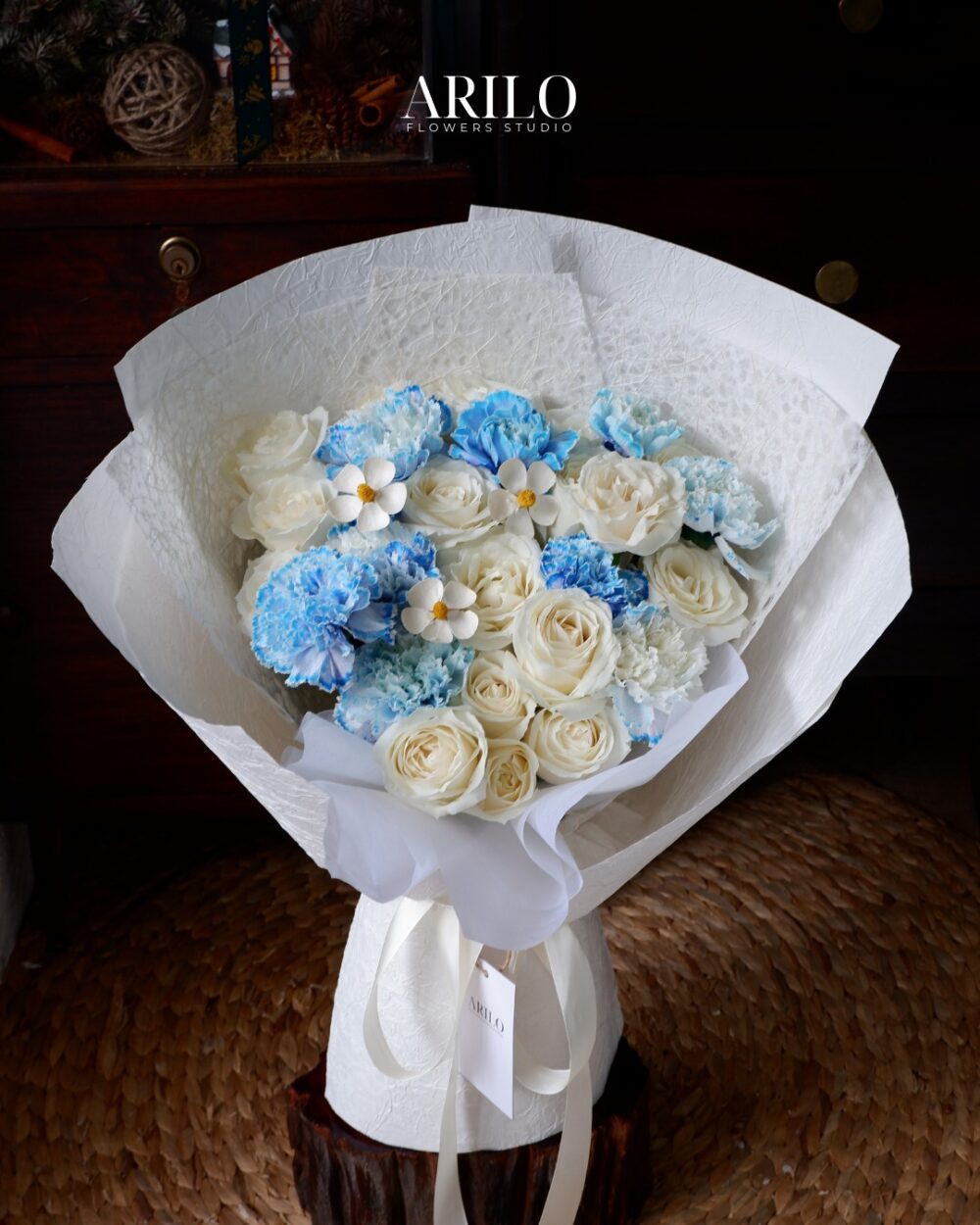 BÓ HOA HỒNG TONE XANH LỜI YÊU TRẮNG TRONG GIỮA NHỮNG NGÀY AN YÊN B236