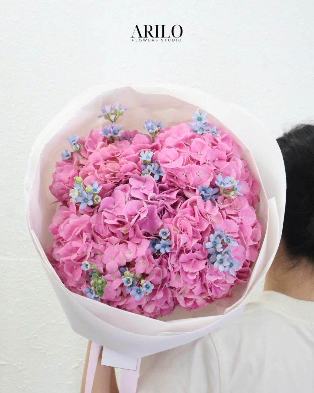 BÓ HOA CẨM TÚ CẦU HỒNG SANG TRỌNG TẠI SHOP HOA TƯƠI SÀI GÒN – ARILO FLOWER STUDIO - B295