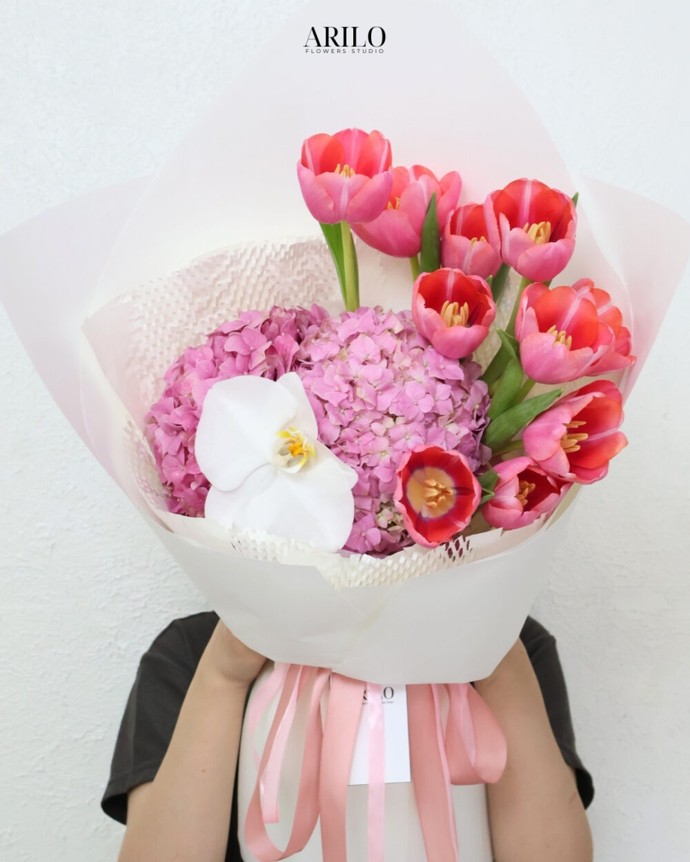 BÓ HOA 8/3 TÚ CẦU MIX HOA TULIP SỰ KẾT HỢP TINH TẾ CHO NGƯỜI PHỤ NỮ BẠN YÊU THƯƠNG B395