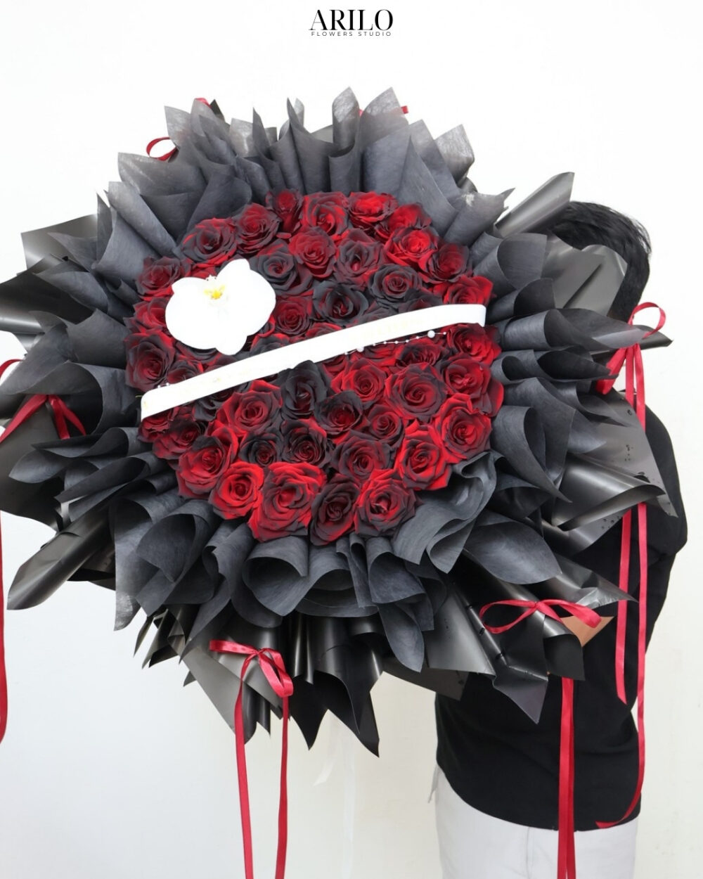 BÓ HOA CẦU HÔN TONE ĐỎ ĐEN TRÁI TIM KIÊU HÃNH CHO KHOẢNH KHẮC TRỌN ĐỜI B388