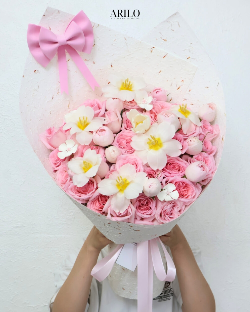 BÓ HOA HỒNG PLUME VÀ TULIP NGỌT NGÀO THANH LỊCH CHO NGÀY 8/3 GIAO NHANH PHƯỜNG BÀN CỜ B398