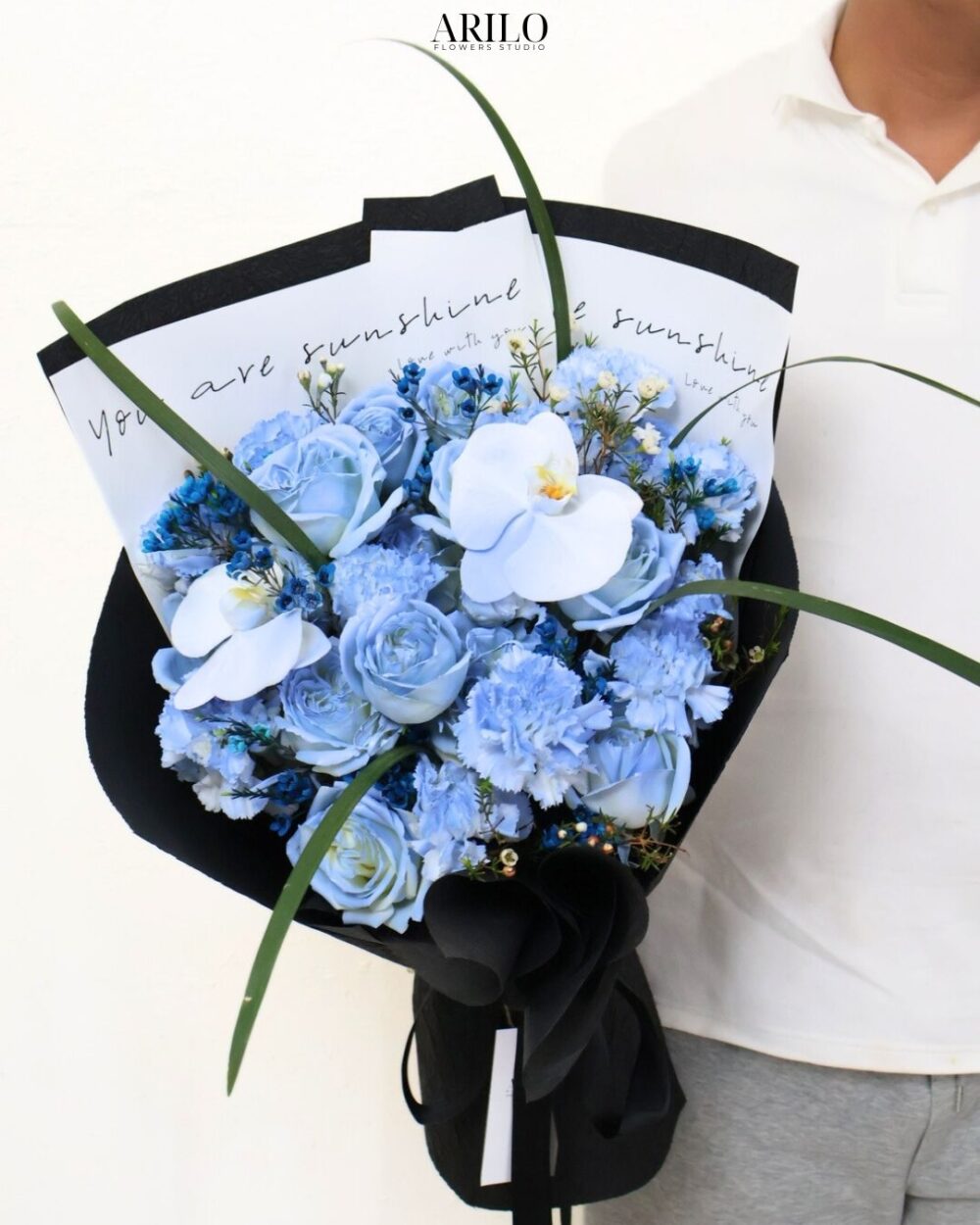 BÓ HOA SINH NHẬT TÔNG XANH PASTEL VÀ LAN HỒ ĐIỆP LỜI YÊU KHÁC BIỆT VÀ TINH TẾ B383
