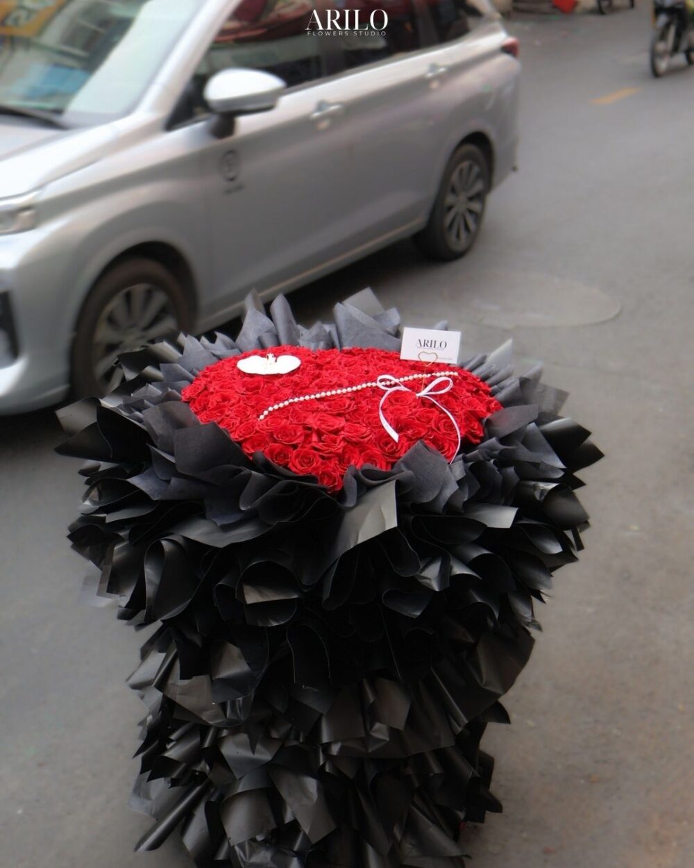 BÓ HOA TỎ TÌNH HỒNG ECUADOR VÀ LAN HỒ ĐIỆP TRÁI TIM RỰC ĐỎ GIỮA PHỐ B381