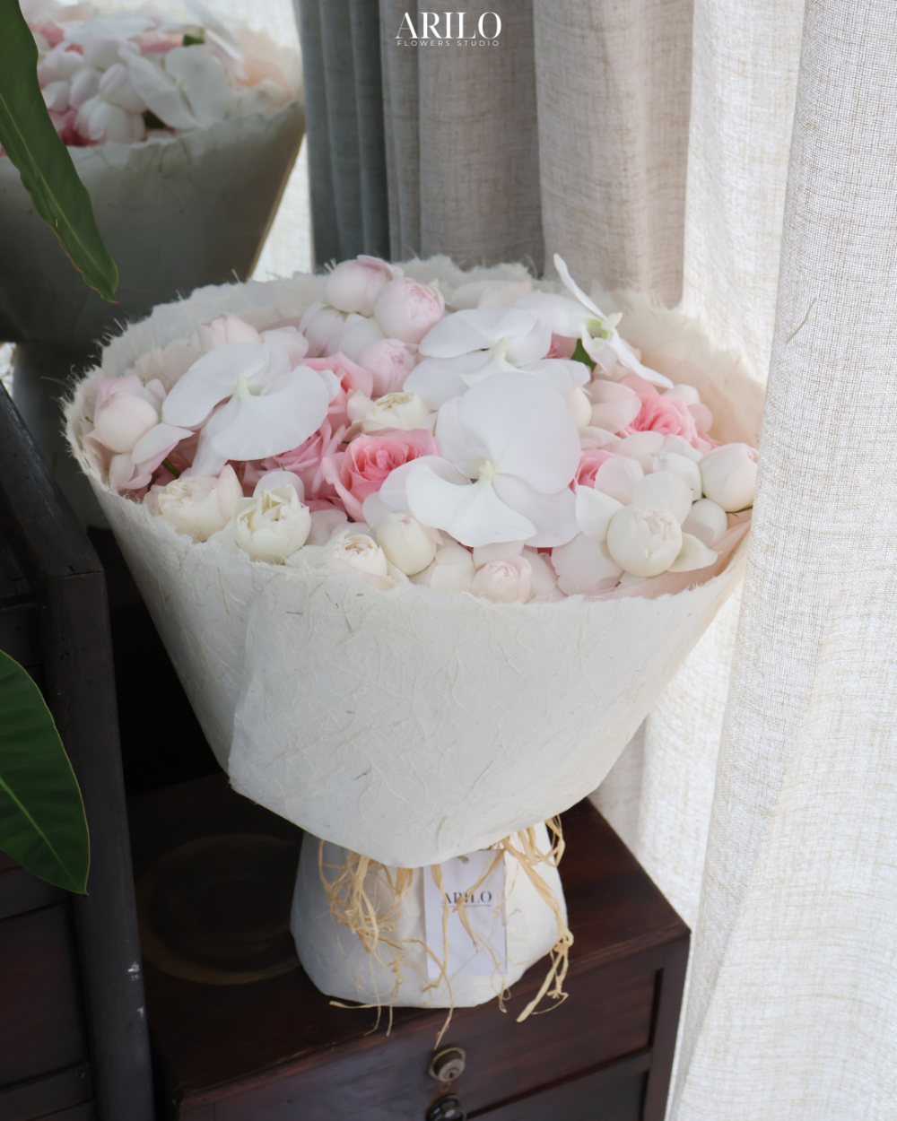 BÓ HOA HỒNG OHARA VÀ LAN HỒ ĐIỆP VẺ ĐẸP TINH KHÔI CHO TÌNH YÊU NGỌT NGÀO B479