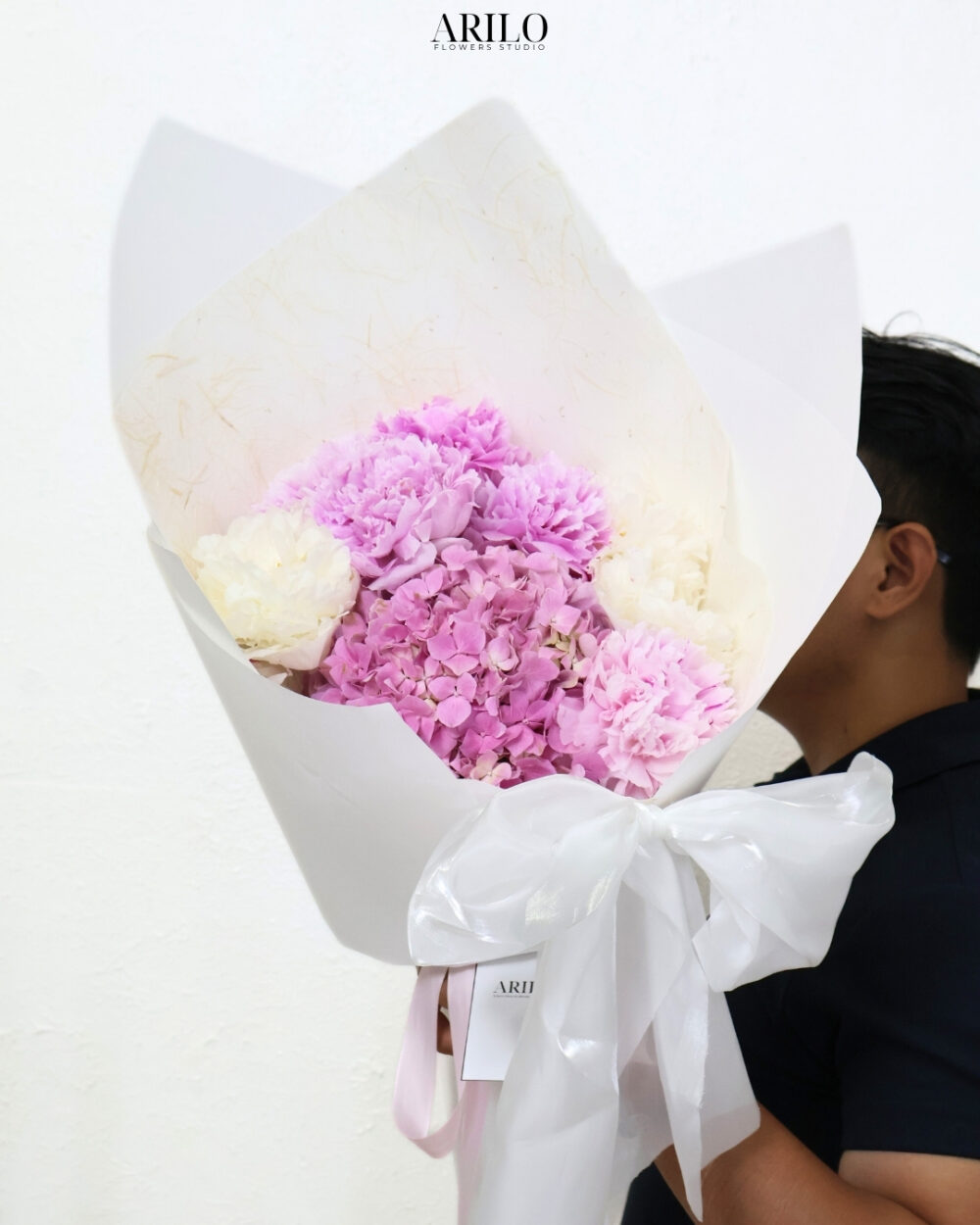 BÓ HOA PEONY VÀ TÚ CẦU TONE HỒNG NHẸ NHÀNG CHO NHỮNG KHOẢNH KHẮC ĐÁNG NHỚ B463