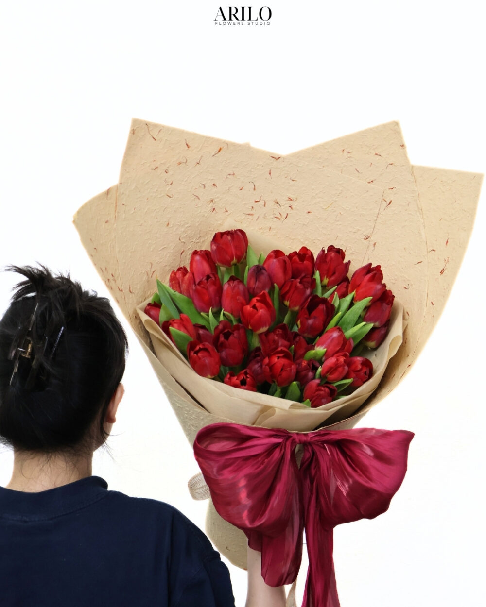 BÓ HOA TẶNG NGƯỜI YÊU SỰ NỒNG NÀN TINH TẾ TỪ HOA TULIP ĐỎ GIAO NHANH PHƯỜNG BÀN CỜ B451