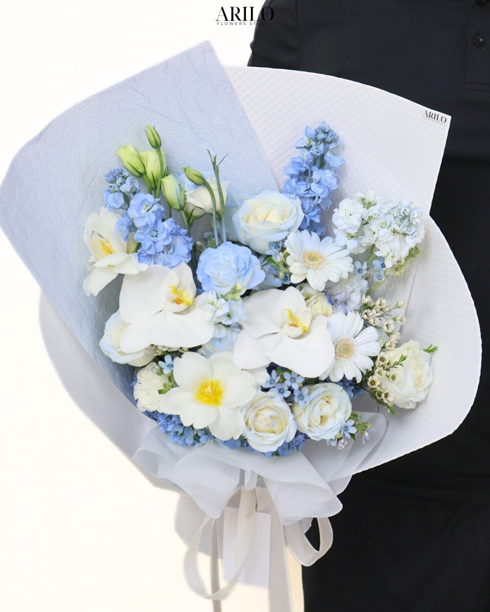 BÓ HOA TẶNG NGƯỜI YÊU VẺ ĐẸP TINH TẾ TỪ HOA LAN VÀ HOA HỒNG TRẮNG B457