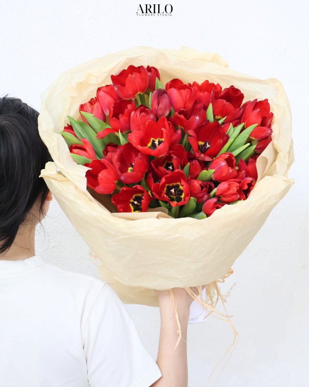 BÓ HOA TẶNG SẾP VẺ ĐẸP SANG TRỌNG TỪ HOA TULIP ĐỎ TẠI SHOP HOA TƯƠI SÀI GÒN ARILO B462