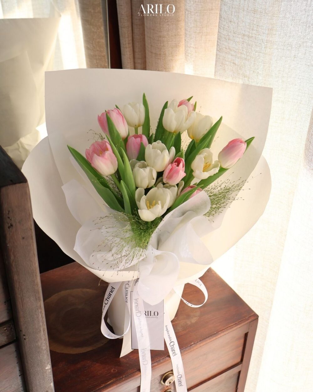BÓ HOA TULIP CẦU HÔN TONE TRẮNG HỒNG NHẸ NHÀNG NHƯ LỜI YÊU ĐẦU TẠI SHOP HOA TƯƠI ARILO QUẬN 3 B483-01