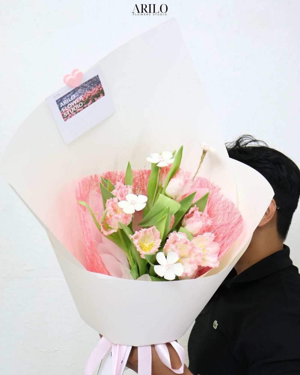 BÓ HOA TULIP CẦU HÔN VIỀN CÁNH XOĂN HỒNG NHẸ MỘT LỜI YÊU ĐƯỢC GÓI TRONG SỰ TINH TẾ B484