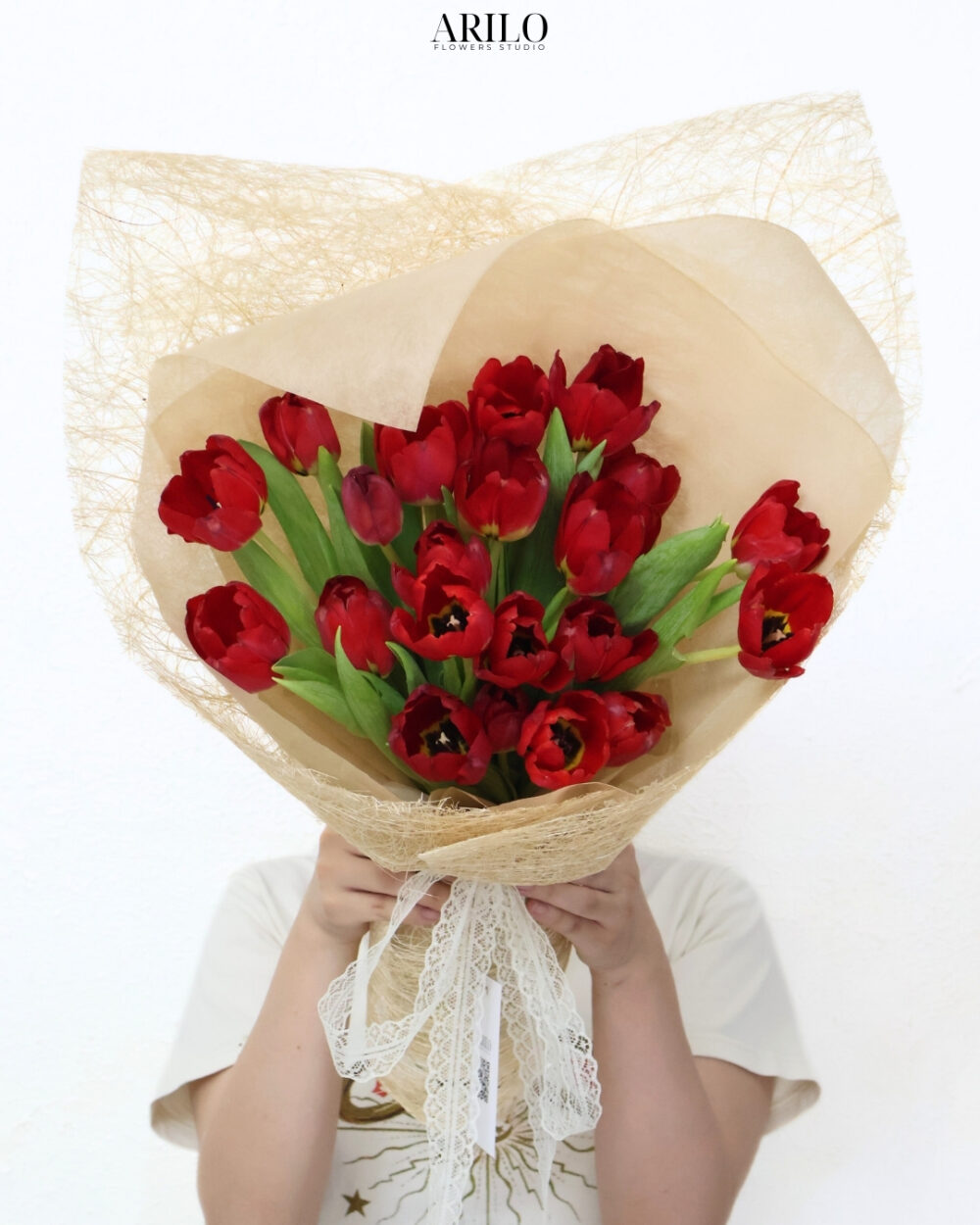 BÓ HOA TULIP ĐỎ TẶNG NGƯỜI YÊU VẺ ĐẸP NỒNG NÀN MÃNH LIỆT TỪ NHỮNG CÁNH HOA B459