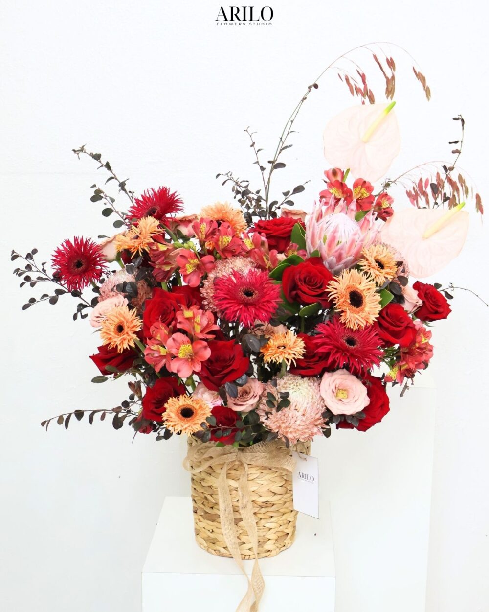 GIỎ HOA NGHỆ THUẬT TÔNG ĐỎ CAM SANG TRỌNG ĐIỂM NHẤN HOA THẢO ĐƯỜNG HOÀNG ĐẾ G52