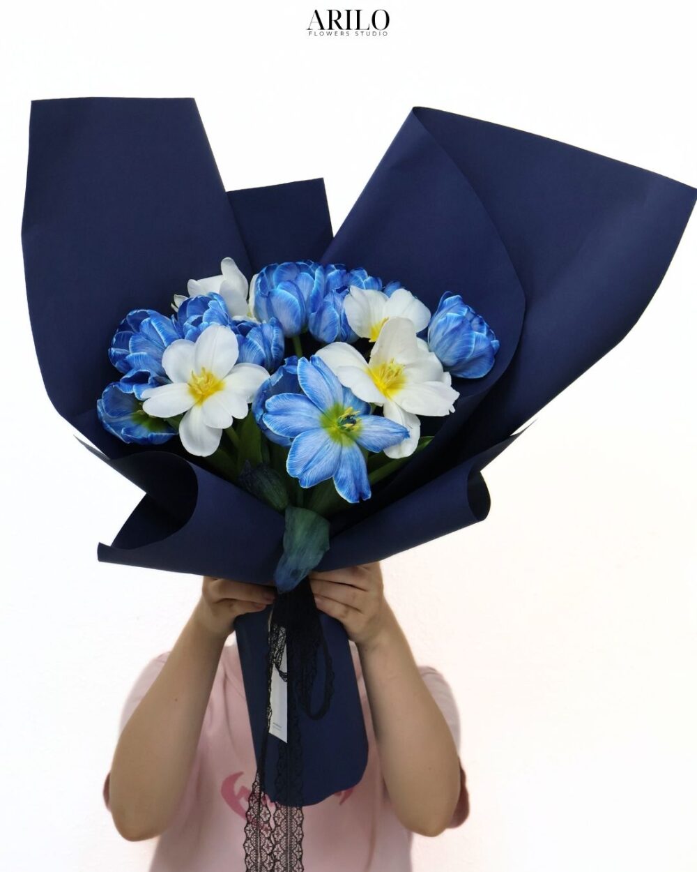 BÓ HOA TẶNG VỢ TULIP XANH DƯƠNG VẺ ĐẸP TINH KHÔI TRONG SẮC XANH THANH LỊCH B525