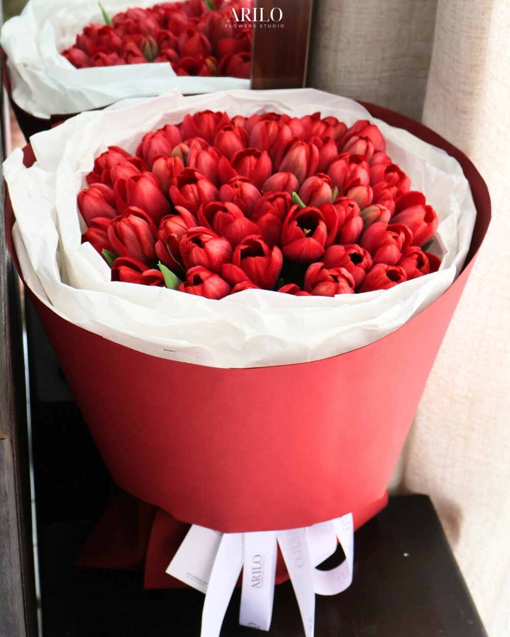 BÓ HOA 50 BÔNG TULIP ĐỎ MÓN QUÀ TỎ TÌNH ĐẦY SAY ĐẮM VÀ LÃNG MẠN B646