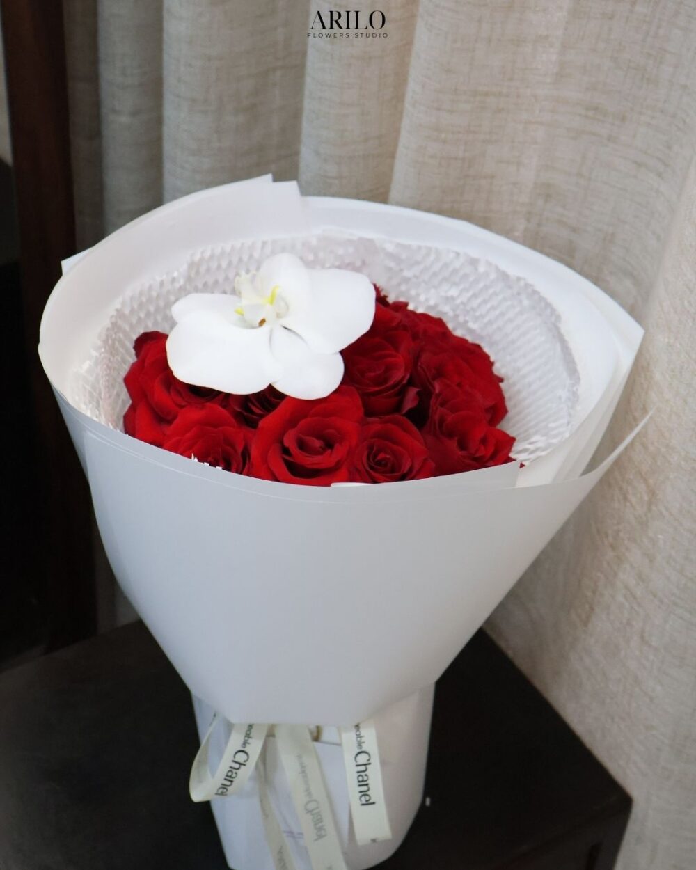 BÓ HOA HỒNG ĐỎ PHỐI LAN HỒ ĐIỆP VẺ ĐẸP CỦA NHỮNG CẢM XÚC ĐƯỢC YÊU THẬT NHIỀU B613