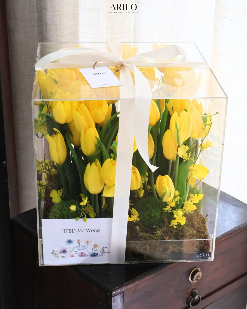 HỘP HOA TULIP VÀNG CAO CẤP MÓN QUÀ TỎ TÌNH SANG TRỌNG VÀ ĐẦY HY VỌNG H04